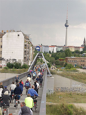 Gente en bicicleta en Berlín. (Foto: Wolfgang Borrs)